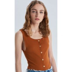 Prążkowana bluzka na ramiączkach - Brązowy. Bluzki damskie marki Cropp. Za 29.99 zł.