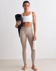 Damskie legginsy szczotkowane, średni stan, pełnej długości Sense ciemna glina. Brązowe legginsy damskie Aim'n, s, bez wzorów, z elastanu. Za 297.00 zł.