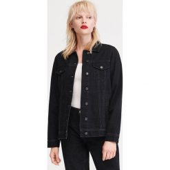 Kurtka jeansowa oversize - Czarny. Czarne kurtki damskie Reserved, bez wzorów, z jeansu, bez kaptura. Za 119.99 zł.