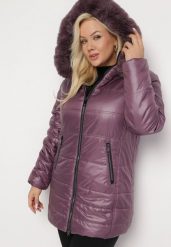 Ciemnofioletowa Pikowana Kurtka z Kapturem i Ozdobnym Futerkiem Vexila. Fioletowe kurtki damskie Born2be, xl, z aplikacjami, z kapturem. Za 219.99 zł.