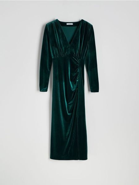 Welurowa sukienka - zielony. Zielone sukienki damskie Reserved, na co dzień, l, bez wzorów, z tkaniny, bez kołnierzyka, bez ramiączek, midi, proste. W wyprzedaży za 119.99 zł.