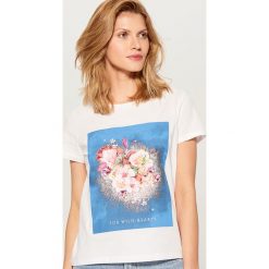 Koszulka z nadrukiem w kwiaty - Biały. T-shirty damskie marki Mohito. Za 49.99 zł.