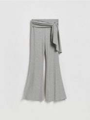 Spodnie z wiskozą - jasnoszary. Szare spodnie materiałowe damskie Reserved, l, bez wzorów, z dzianiny. Za 99.99 zł.