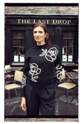 Sweter z ozdobną aplikacją czarny. Czarne swetry damskie MOODO, l, z aplikacjami, z poliesteru, bez kołnierzyka, bez ramiączek, bez kaptura. Za 159.99 zł.