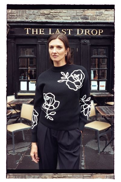 Sweter z ozdobną aplikacją czarny. Czarne swetry damskie MOODO, l, z aplikacjami, z poliesteru, bez kołnierzyka, bez ramiączek, bez kaptura. Za 159.99 zł.