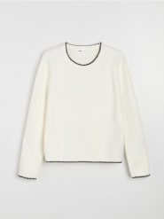 Sweter z domieszką wełny i kontrastową lamówką - kremowy. Białe swetry damskie Sinsay, l, bez wzorów, z wełny, bez kołnierzyka, bez ramiączek, bez kaptura. Za 49.99 zł.