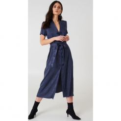 NA-KD Boho Satynowa sukienka w żakardowe kwiaty z wiązaniem - Blue. Sukienki damskie marki NA-KD Boho. Za 283.95 zł.