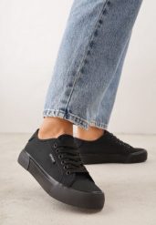 Czarne Trampki VICES Ozdobione Napisem Riovanne. Czarne trampki i tenisówki damskie Born2be, bez wzorów, eleganckie, bez zapięcia. Za 69.99 zł.