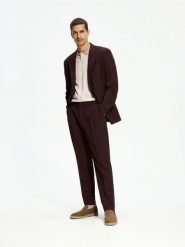 Garniturowe spodnie slim fit - mahoniowy. Brązowe eleganckie spodnie męskie Reserved, l, bez wzorów, z tkaniny. Za 169.99 zł.