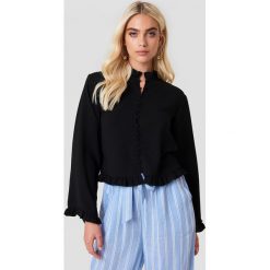 Andrea Hedenstedt x NA-KD Bluzka z falbanką - Black. Bluzki damskie marki Andrea Hedenstedt x NA-KD. Za 161.95 zł.