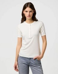DAMSKA KOSZULKA WRANGLER FEMME KNIT HENLEY WORN WHITE 112370743. Białe bluzki damskie Wrangler, m, bez wzorów, bez kołnierzyka, bez ramiączek. Za 89.99 zł.
