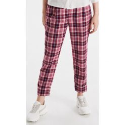 Spodnie tailoring w kratę - Różowy. Spodnie materiałowe damskie Cropp. Za 89.99 zł.