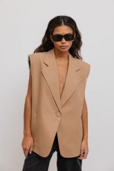Kamizelka typu oversize w kolorze CARMEL- VICAR. Białe żakiety damskie Marsala, l, bez wzorów, z bawełny, eleganckie. Za 499.90 zł.