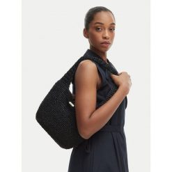 Torebka Barbour. Czarne torebki do ręki damskie Barbour, bez wzorów, klasyczne, bez dodatków. Za 349.99 zł.