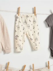 Spodnie z polarem w środku Winnie the Pooh - kremowy. Białe spodenki niemowlęce Sinsay, bez wzorów, z jeansu. Za 12.99 zł.