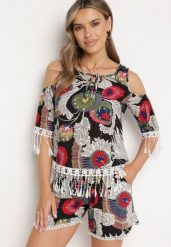 Czarny Komplet Ozdobiony Frędzlami w Abstrakcyjny Wzór Koszulka z Wycięciami na Ramionach i Szorty Setella. Czarne szorty damskie Born2be, z aplikacjami. Za 49.99 zł.