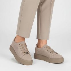 Sneakersy damskie Filippo, cholewka skóra naturalna zamszowa z perforacją sznurowanie klasyczne miękko wykończony kołnierz przy kostce, beżowe, DP750. Brązowe półbuty damskie Filippo, bez wzorów, z jeansu, biznesowe, bez obcasa, bez zapięcia. Za 188.90 zł.