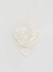 Ażurowa chusta - złamana biel. Szaliki i chusty damskie Reserved, w ażurowe wzory. Za 59.99 zł.