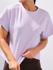Koszulka z krótkim rękawem - fioletowy. Fioletowe t-shirty damskie Sinsay, l, bez wzorów, bez kołnierzyka. W wyprzedaży za 17.99 zł.