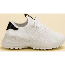 Białe Tekstylne Obuwie Sportowe VICES. Białe obuwie sportowe damskie VICES, bez wzorów, z materiału, na fitness i siłownię. W wyprzedaży za 119.00 zł.