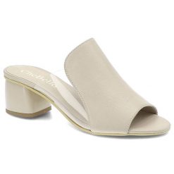 Beżowe Klapki Chebello Damskie Modne Buty Damskie. Brązowe klapki damskie CheBello, bez wzorów, ze skóry, bez obcasa, na obcasie, bez zapięcia. Za 209.00 zł.