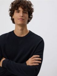 Strukturalny sweter z bawełną - czarny. Czarne swetry przez głowę męskie Reserved, l, bez wzorów, z bawełny, bez kołnierzyka. Za 119.99 zł.
