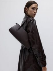 Skórzana torebka na ramię - ciemnobrązowy. Brązowe torby na ramię damskie Reserved, bez wzorów, ze skóry, bez dodatków. W wyprzedaży za 179.99 zł.