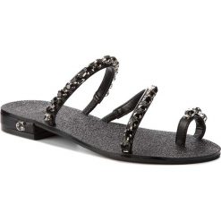 Japonki GUESS - Fortina FLFTI2 LEA03 BLACK. Klapki damskie marki Guess. W wyprzedaży za 259.00 zł.