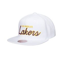 Czapka typu snapback Mitchell & Ness Heritage Script Los Angeles Lakers. Białe czapki i kapelusze męskie Mitchell & Ness, bez wzorów. Za 197.00 zł.