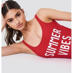 Trendyol Kostium kąpielowy Summer Vibes - Red. Czerwone kostiumy jednoczęściowe damskie Trendyol, z nadrukiem. Za 161.95 zł.