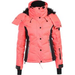 Superdry SNOW PUFFER Kurtka snowboardowa fluro coral/black. Kurtki snowboardowe damskie Superdry., z materiału. W wyprzedaży za 980.10 zł.
