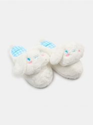 Kapcie ze sztucznym futerkiem i haftem Cinnamoroll - biały. Białe kapcie damskie Sinsay, bez wzorów. Za 39.99 zł.