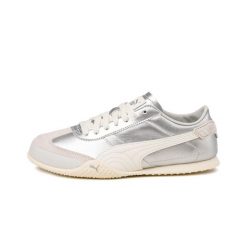 Buty sportowe damskie Puma Bella UT. Białe obuwie sportowe damskie Puma, bez wzorów, z gumy, na fitness i siłownię. Za 356.50 zł.
