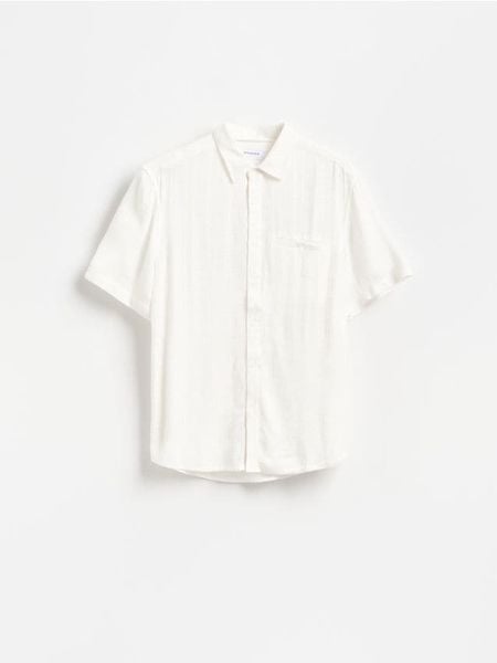 Koszula regular fit w kratę - biały. Białe koszule męskie Reserved, l, bez wzorów, z tkaniny, bez kołnierzyka, bez ramiączek. Za 119.99 zł.