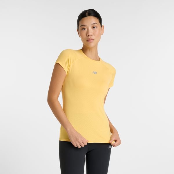 Koszulka damska New Balance WT51223CEE – żółta. Żółte koszulki sportowe damskie New Balance, s, bez wzorów, z materiału, eleganckie, bez kołnierzyka. Za 139.99 zł.