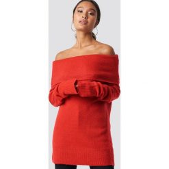 NA-KD Szeroki sweter z odkrytymi ramionami - Red. Swetry damskie marki NA-KD. Za 80.95 zł.