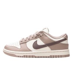 Buty do chodzenia dla dorosłych Nike Dunk Low Diffused Taupe. Brązowe obuwie sportowe damskie Nike, bez wzorów, trekkingowe. Za 479.99 zł.