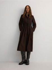 Sukienka midi - ciemnobrązowy. Brązowe sukienki damskie Reserved, l, bez wzorów, z bawełny, bez kołnierzyka, bez ramiączek, midi. W wyprzedaży za 89.99 zł.