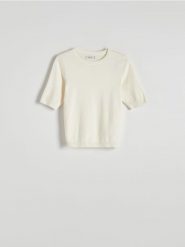 Dzianinowa bluzka z wiskozą - złamana biel. Bluzki damskie Reserved, l, bez wzorów, z dzianiny, bez kołnierzyka, bez ramiączek. Za 69.99 zł.