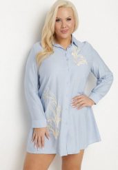 Jasnoniebieska Koszulowa Sukienka z Wiskozy Zdobiona Kwiatowym Haftem Nalilsa. Niebieskie sukienki damskie Born2be, na co dzień, plus size, z aplikacjami, z wiskozy, eleganckie, bez kołnierzyka, plus size, bez ramiączek, mini, koszulowe. Za 99.99 zł.