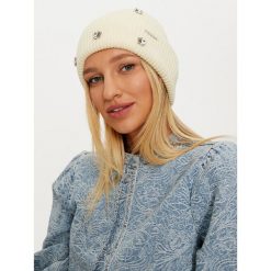 Czapka Guess. Czapki i kapelusze damskie Guess, na zimę, z aplikacjami. Za 239.99 zł.