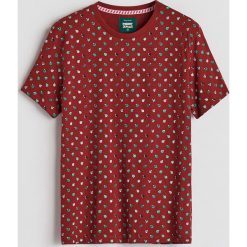 T-shirt ze świątecznym nadrukiem - Bordowy. Czerwone t-shirty męskie Reserved, z nadrukiem. Za 39.99 zł.