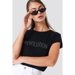 NA-KD Trend T-shirt z błyszczącym napisem Revolution - Black. Czarne t-shirty damskie NA-KD Trend, z napisami, z okrągłym kołnierzem. W wyprzedaży za 51.07 zł.
