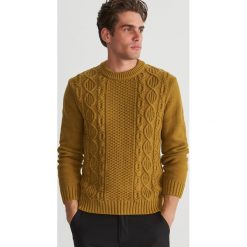 Sweter z ozdobnym splotem - Brązowy. Brązowe swetry przez głowę męskie Reserved, ze splotem. Za 159.99 zł.