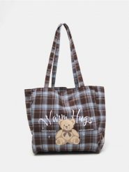 Flanelowa torba shopper w kratę z nadrukiem misia - wielobarwny. Torebki shopper damskie Sinsay, bez wzorów, z nadrukiem, bez dodatków. Za 19.99 zł.
