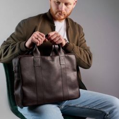Torba na Laptopa Męska Brødrene B01 Brązowa. Brązowe torby na laptopa męskie bez wzorów, ze skóry ekologicznej. Za 279.00 zł.