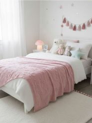 Koc z tłoczonym wzorem w kokardy - różowy. Czerwone kocyki dla dzieci Sinsay. Za 35.99 zł.