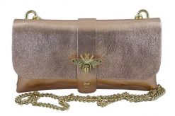 Listonoszka metalizowana BARBERINI'S pudrowa 958/1-18. Czerwone torebki shopper damskie Barberinis, bez wzorów, ze skóry, eleganckie, bez dodatków. Za 77.99 zł.