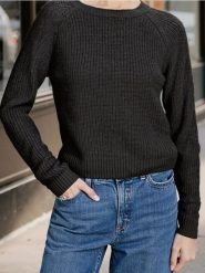 Basic sweter z długimi rękawami - czarny. Czarne swetry damskie Sinsay, l, bez wzorów, bez kołnierzyka, bez ramiączek, długie, bez kaptura. Za 39.99 zł.