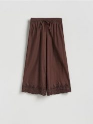 Spodnie z ażurowym wykończeniem - brązowy. Brązowe spodnie materiałowe damskie Reserved, l, w ażurowe wzory, z bawełny. Za 139.99 zł.